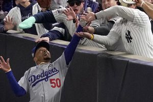 Aficionados de Yankees que interfirieron a Betts en la Serie Mundial fueron vetados de la MLB