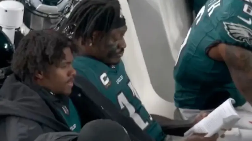 ¡Berrinche Monumental! AJ Brown se pone a leer en la banca de los Eagles