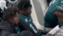 ¡Berrinche Monumental! AJ Brown se pone a leer en la banca de los Eagles