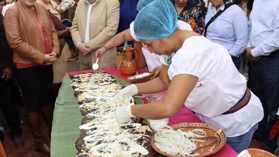 Crean la enmolada más grande del mundo en México ¡Esto midió!