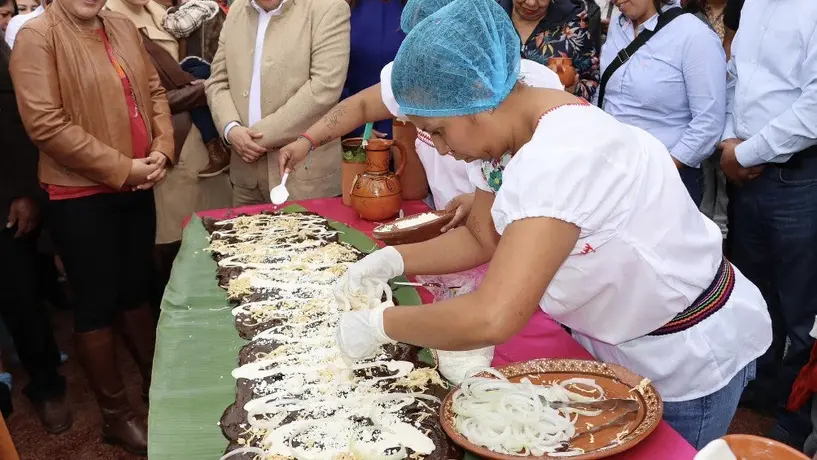 Crean la enmolada más grande del mundo en México ¡Esto midió!
