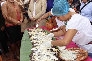 Crean la enmolada más grande del mundo en México ¡Esto midió!