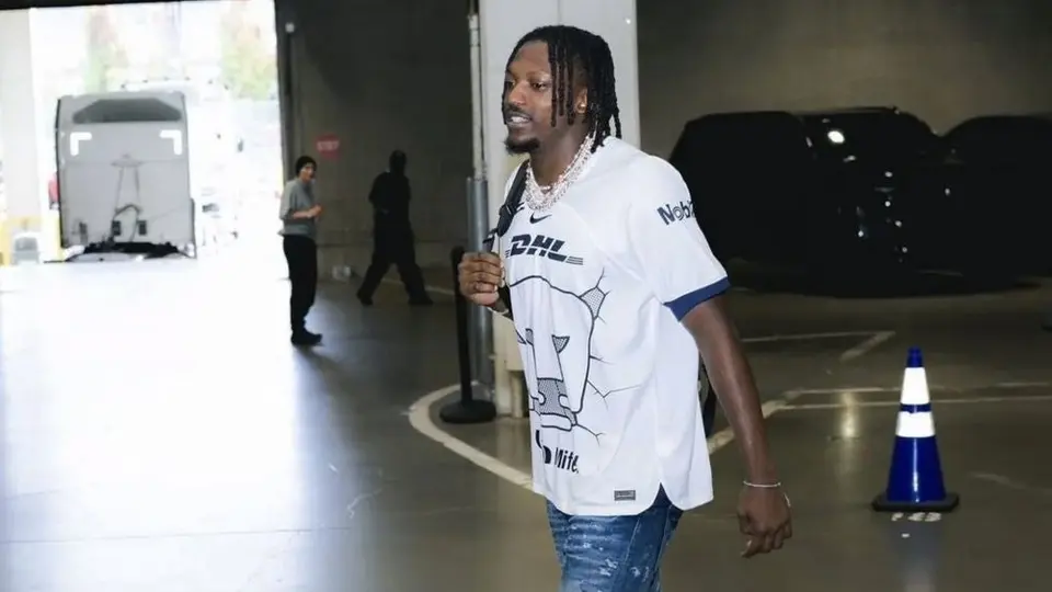 ¡De talla internacional! Estrella de los Seahawks 'presume' jersey de Pumas