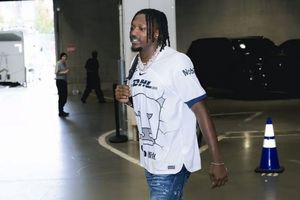 ¡De talla internacional! Estrella de los Seahawks 'presume' jersey de Pumas