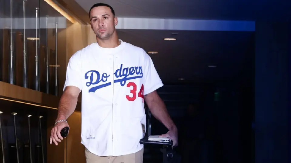 Jack Flaherty conmemora a Fernando Valenzuela previo a la Serie Mundial con el mítico ‘34’