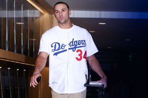 Jack Flaherty conmemora a Fernando Valenzuela previo a la Serie Mundial con el mítico ‘34’