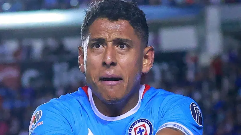 ¡Jugando gratis! Exhiben ‘entrada violenta’ de Luis Romo en el Cruz Azul vs Tigres