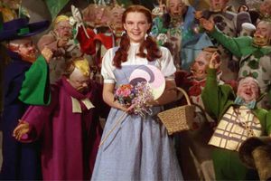 Subastan en 28 mdd zapatillas utilizadas por Judy Garland en ‘El Mago de Oz’