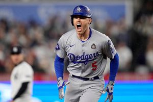 Freddie Freeman jonronea otra vez por Dodgers y fija dos récords en la Serie Mundial