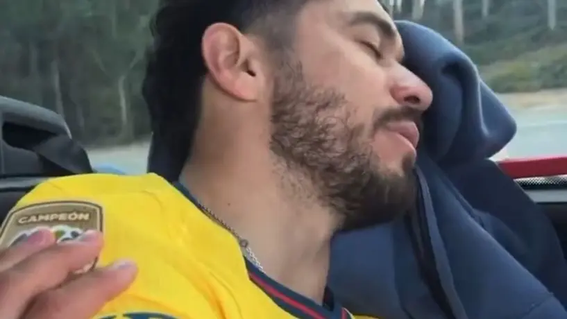 Igor Lichnovsky "cuida" a Henry Martín durante viaje en autobús