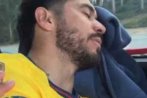 Igor Lichnovsky "cuida" a Henry Martín durante viaje en autobús