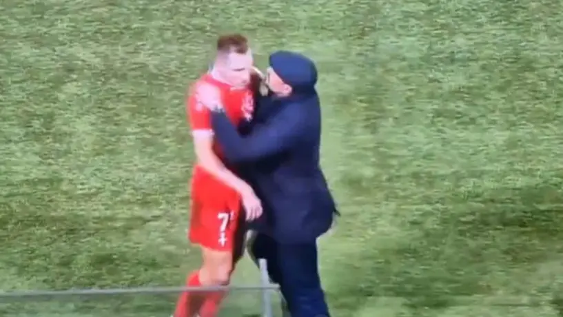 Expulsan a jugador en Italia y su director técnico casi lo agarra a golpes