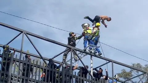 VIDEO: Sujeto se avienta desde un puente; se salva al caer sobre un camión