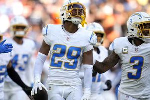 Chargers ganan su quinto partido de la temporada tras aplastar a los Browns 27-10
