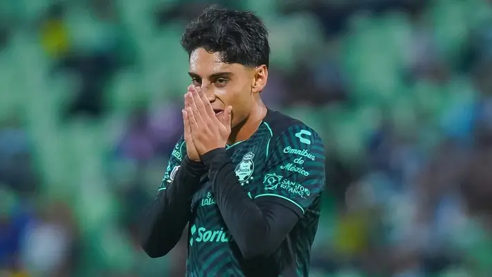 Santiago Naveda recibió un codazo de Berterame en la derrota de Santos ante Rayados