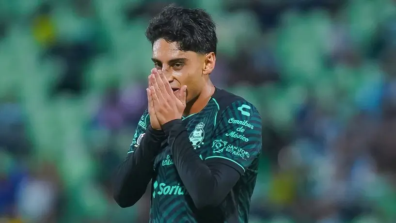 Santiago Naveda recibió un codazo de Berterame en la derrota de Santos ante Rayados