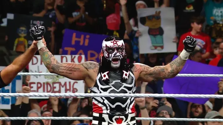 Penta Zero Miedo debuta en WWE y sale con la mano en alto