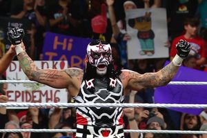 Penta Zero Miedo debuta en WWE y sale con la mano en alto