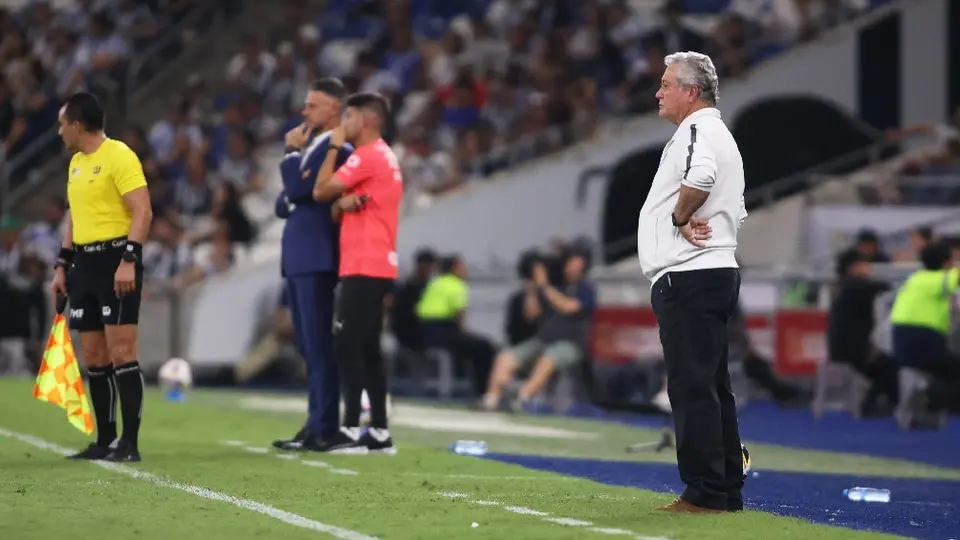 ¡Insólito! Celular en la cancha del ‘Gigante de Acero’ retrasa el comienzo del 2T