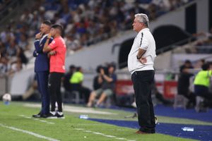 ¡Insólito! Celular en la cancha del ‘Gigante de Acero’ retrasa el comienzo del 2T