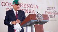 Venden una gorra supuestamente firmada por AMLO por ¡55 mil pesos!