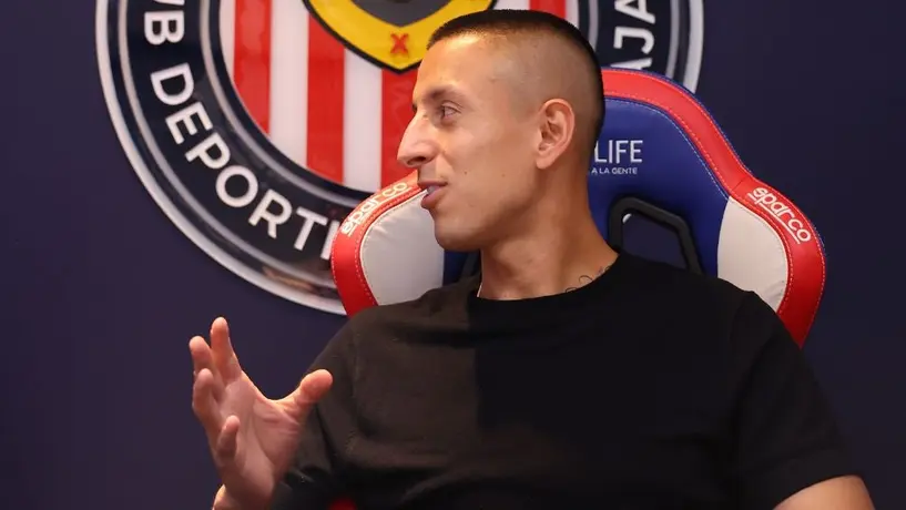 ¡Oficial! Roberto Alvarado y Alan Mozo renuevan su contrato con Chivas hasta 2028