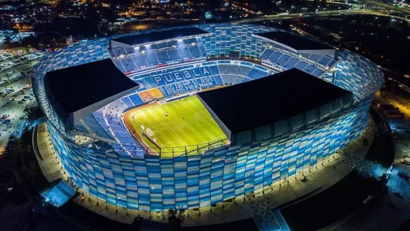 Aficionados duermen afuera del Estadio Cuauhtémoc para boletos del América vs Rayados