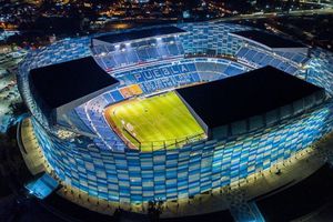 Aficionados duermen afuera del Estadio Cuauhtémoc para boletos del América vs Rayados