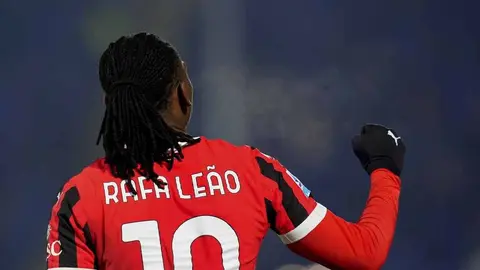 Milan viene de atrás para vencer a Como y acercarse al Top 5 de la Serie A