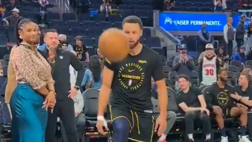 ¡Sí le sabe! Stephen Curry realiza dominadas con balón de basquetbol en calentamiento
