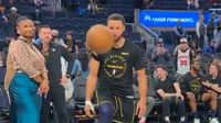 ¡Sí le sabe! Stephen Curry realiza dominadas con balón de basquetbol en calentamiento
