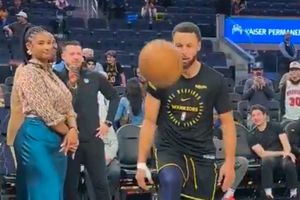 ¡Sí le sabe! Stephen Curry realiza dominadas con balón de basquetbol en calentamiento