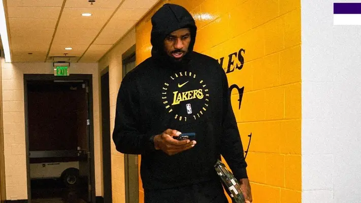 LeBron James le regaló una pulsera a una joven fan de Los Lakers