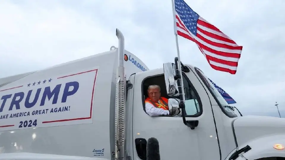 Donald Trump llega a un mitin en un camión de basura en respuesta a las críticas de Biden