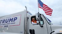 Donald Trump llega a un mitin en un camión de basura en respuesta a las críticas de Biden
