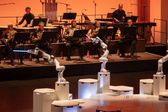 VIDEO: Robot con tres brazos dirige una orquesta en Alemania