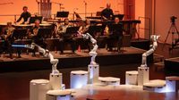 VIDEO: Robot con tres brazos dirige una orquesta en Alemania