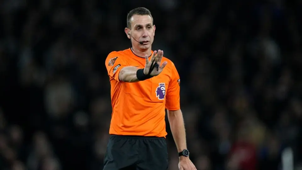 David Coote, árbitro de Premier League, investigado por presuntas discusiones con aficionado