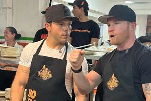 Saúl 'Canelo' Álvarez se convierte en taquero por un día en Jalisco
