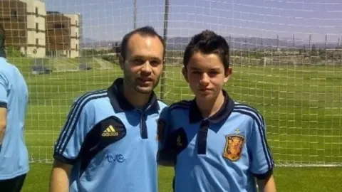 ¡Emotivo! Álvaro Fidalgo presume foto con Andrés Iniesta