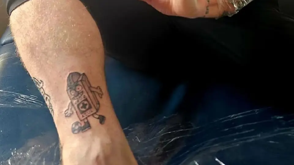 Bajista de la banda ‘IDLES’ presumió tatuaje de 'Costalito', la mascota de Cruz Azul
