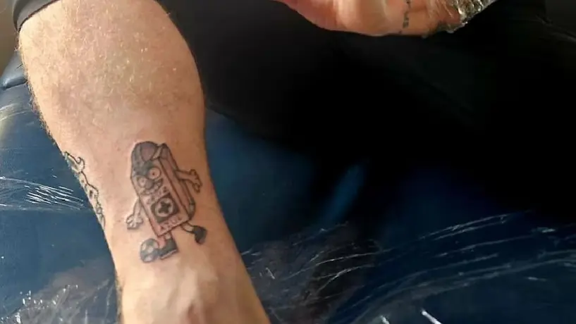 Bajista de la banda ‘IDLES’ presumió tatuaje de 'Costalito', la mascota de Cruz Azul