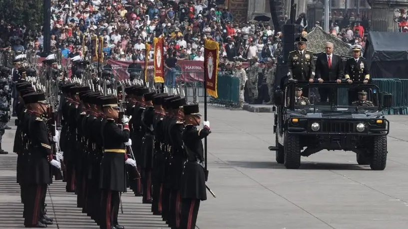AMLO lidera el último Desfile Militar por los 214 años de la Independencia de México