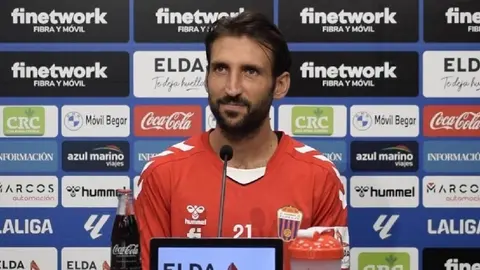 Futbolista español criticó en redes sociales al gobierno y a la Monarquía Española