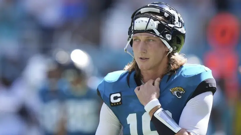 Trevor Lawrence de los Jacksonville Jaguars, por conmoción, es puesto en la lista de lesionados