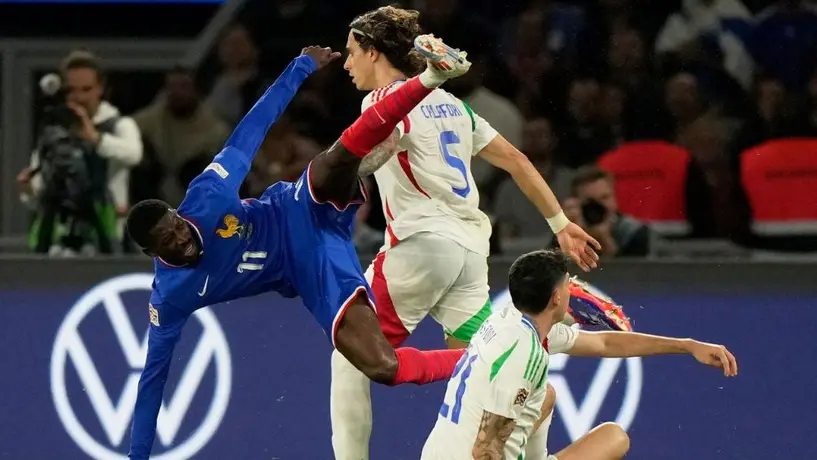 Ousmane Dembélé por poco rompe a Riccardo Calafiori tras recibir una falta en Fecha FIFA
