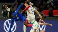 Ousmane Dembélé por poco rompe a Riccardo Calafiori tras recibir una falta en Fecha FIFA