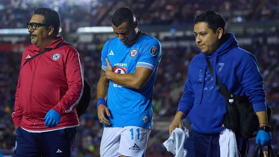 Giorgos Giakoumakis abandonó el partido ante Juárez por lesión