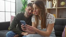 ¿Es legal en México revisar el celular de tu pareja? Esto es lo que sabemos
