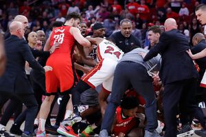 Jugadores del Heat de Miami y de Rockets, son multados por la NBA tras protagonizar pelea
